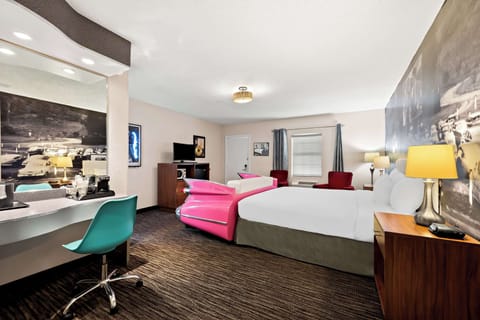 Suite, 1 King Bed, Non Smoking, Jetted Tub | Individually decorated, desk, blackout drapes, iron/ironing board