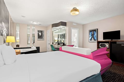 Suite, 1 King Bed, Non Smoking, Jetted Tub | Individually decorated, desk, blackout drapes, iron/ironing board