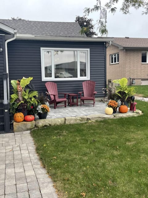 Welcoming entrance way with sitting area