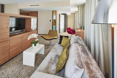 Junior Suite | Premium bedding, down comforters, pillowtop beds, in-room safe