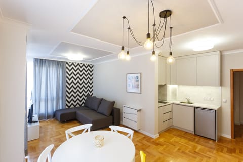 Deluxe Apartment | Private kitchen | Cookware/dishes/utensils