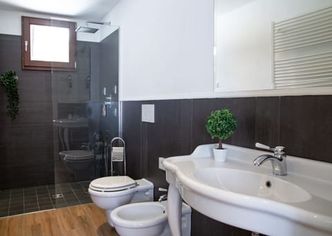 Premium Triple Room | Bathroom | Shower, rainfall showerhead, hair dryer, bidet