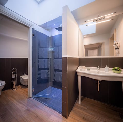 Deluxe Studio Suite | Bathroom | Shower, rainfall showerhead, hair dryer, bidet