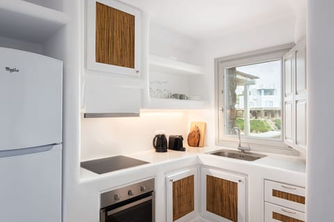 One Bedroom Suite by Koumi Homes Mykonos | Private kitchen | Fridge, electric kettle, toaster, cookware/dishes/utensils