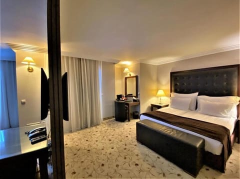 Junior Suite | Premium bedding, minibar, in-room safe, individually furnished