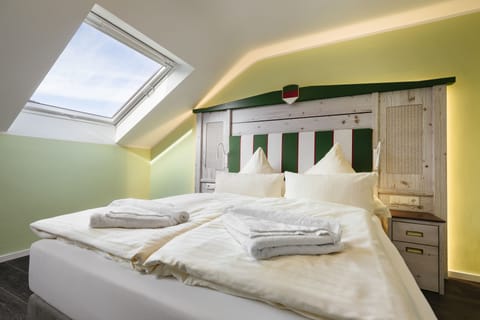 Apartment, 1 Bedroom | Laptop workspace, blackout drapes, free WiFi