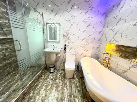 Presidential Suite | Bathroom | Shower, hydromassage showerhead, towels