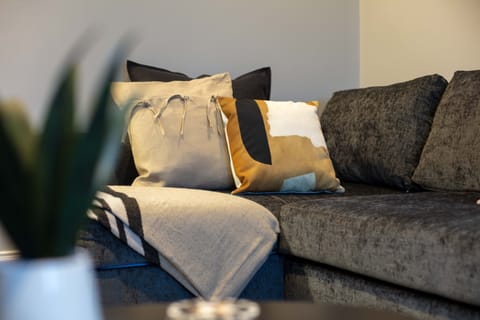 House | Living room | 32-inch TV with satellite channels, Netflix, streaming services