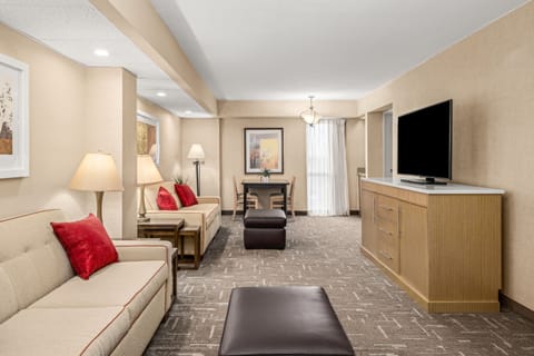 Family Suite | Living area | 55-inch LED TV with satellite channels, TV, Netflix