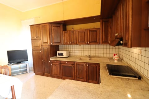 House, 2 Bedrooms, Patio, City View | Private kitchen | Cookware/dishes/utensils