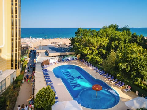 Seasonal outdoor pool, sun loungers, lifeguards on site