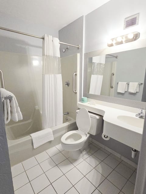 Basic Double Room | Bathroom | Bathtub, towels