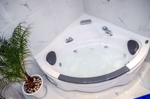 Hydromassage bathtub for relaxing and pleasure!