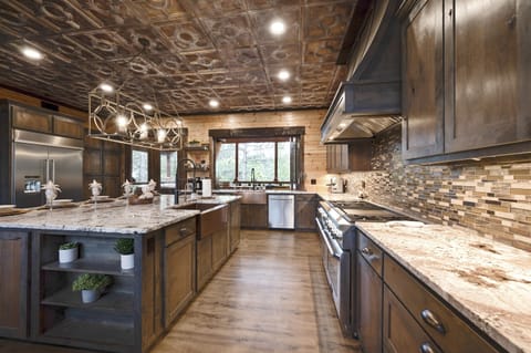 This spacious kitchen makes cooking and clean-up a breeze!