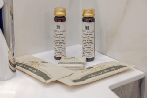 Shower, rainfall showerhead, free toiletries, hair dryer