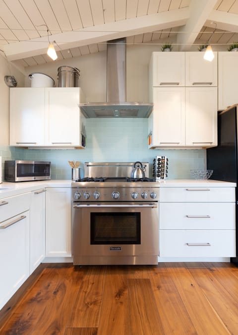 Microwave, oven, ketel, premium spices, drawers, kitchen wear