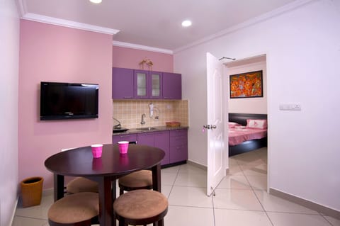 Premium Suite | Living area | 32-inch LCD TV with satellite channels, TV