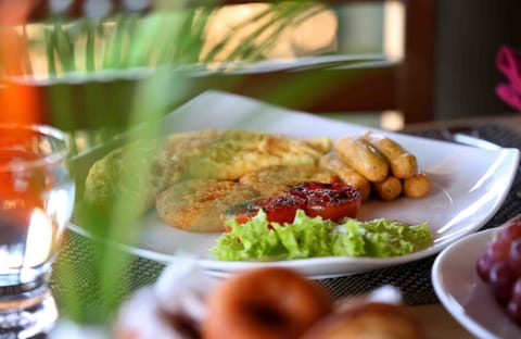 Daily buffet breakfast (INR 550 per person)