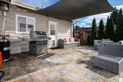 Beautiful house and yard. Relaxing outdoor furniture, and close to a lot.  -Gabriel