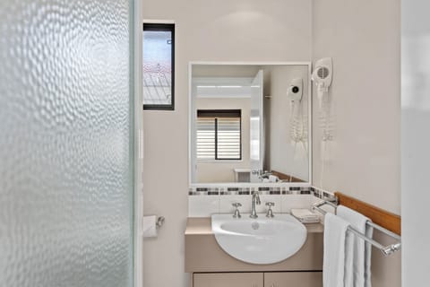 Superior Studio Room | Bathroom | Hair dryer, towels