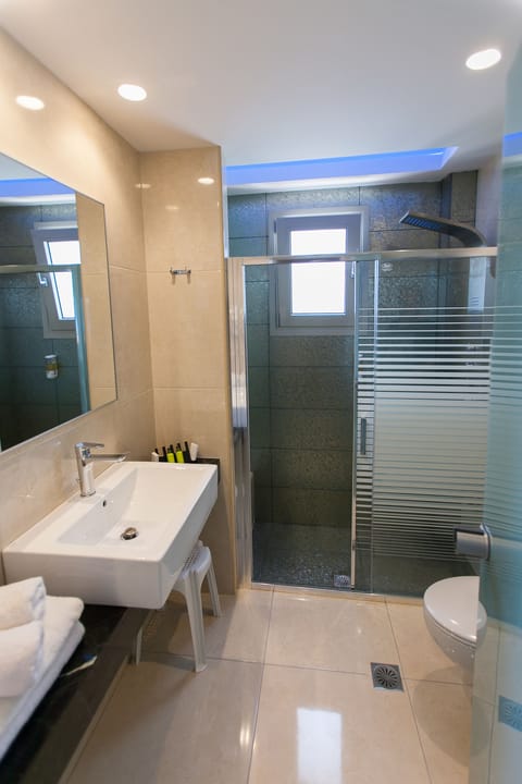 Junior Suite | Bathroom | Rainfall showerhead, free toiletries, hair dryer, towels