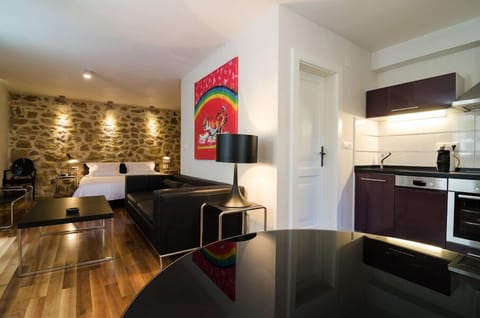 Deluxe Studio | Hypo-allergenic bedding, minibar, in-room safe, desk