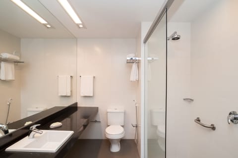 Superior Room | Bathroom | Shower, hair dryer, towels