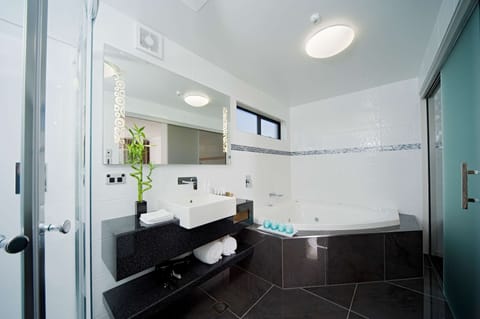 Premium Studio - Spa | Bathroom | Combined shower/tub, free toiletries, hair dryer, towels