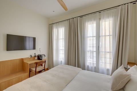 Classic Double Room, Ensuite (Chambre) | In-room safe, iron/ironing board