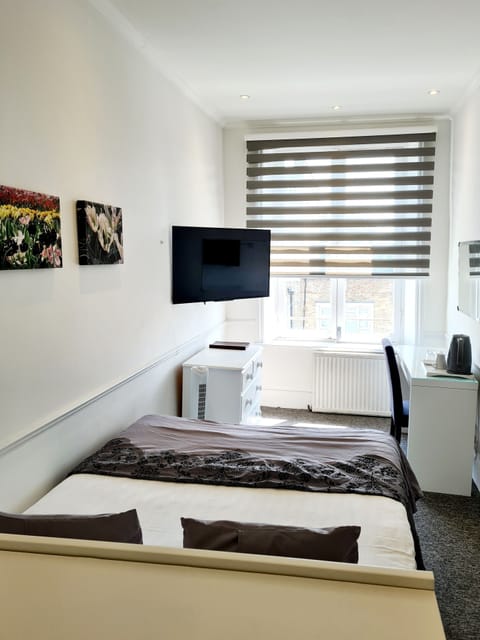 Double Room | Individually decorated, desk, iron/ironing board, free WiFi