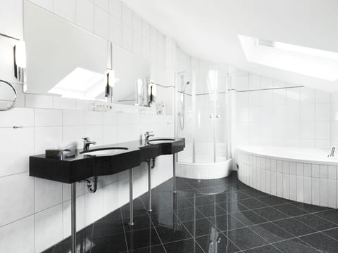 Suite | Bathroom | Shower, free toiletries, hair dryer, towels