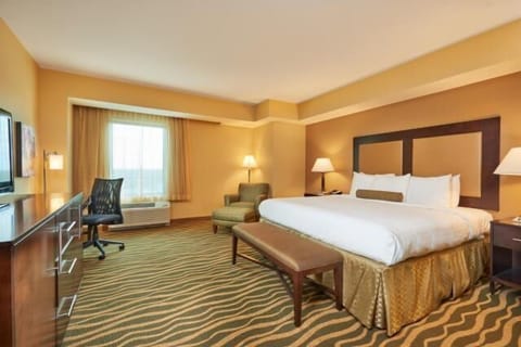 Executive Suite, 1 King Bed, Non Smoking | In-room safe, desk, blackout drapes, iron/ironing board