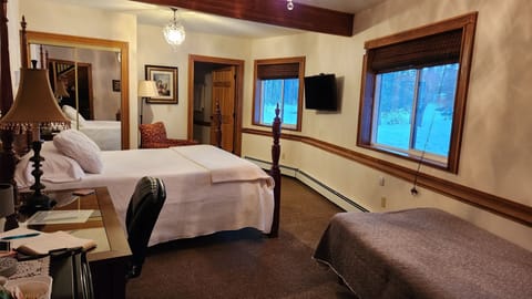 Deluxe Room, 1 Queen Bed, Private Bathroom (Deluxe Room) | Egyptian cotton sheets, premium bedding, pillowtop beds