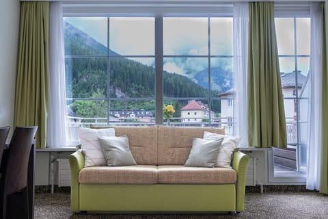 Superior Double Room, Balcony, Mountain View | Hypo-allergenic bedding, in-room safe, desk, free WiFi