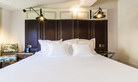 Premium bedding, down comforters, minibar, in-room safe