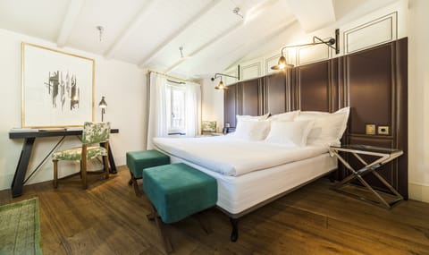 Junior Suite (Plaça) | Premium bedding, down comforters, minibar, in-room safe