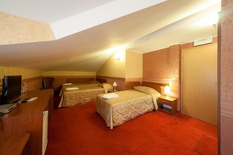 Triple Room (English) | Minibar, in-room safe, free WiFi, bed sheets