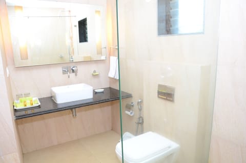 Cottage | Bathroom | Shower, free toiletries, towels