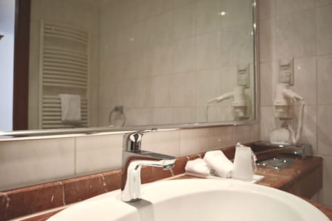 Superior Double Room, 1 Double Bed, Non Smoking, River View | Bathroom | Deep soaking tub, free toiletries, hair dryer, towels