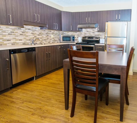 Suite | Private kitchen | Microwave, coffee/tea maker, toaster, eco-friendly cleaning products