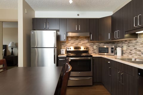 Suite | Private kitchen | Microwave, coffee/tea maker, toaster, eco-friendly cleaning products