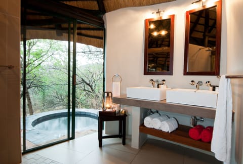 Luxury Suite | Bathroom | Shower, free toiletries, hair dryer, bathrobes