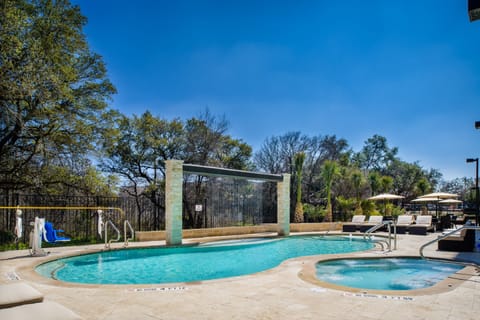 Outdoor pool, free cabanas, sun loungers
