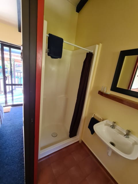 Deluxe Double Room, Ensuite | Bathroom | Shower, hair dryer, towels