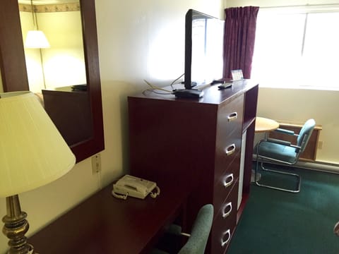 Standard Room, 1 Queen Bed (Non-Smoking) | Desk, iron/ironing board, rollaway beds, free WiFi