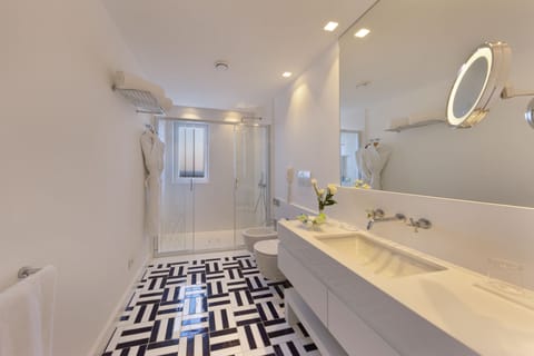 Large Deluxe Sea View | Bathroom | Combined shower/tub, free toiletries, hair dryer, towels