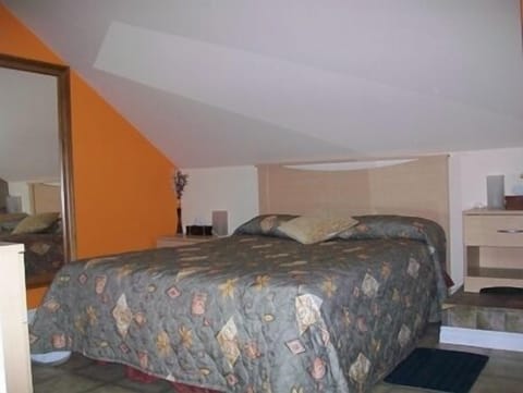 Room, 1 Queen Bed (L'Ombrine) | Soundproofing, iron/ironing board, free WiFi, bed sheets