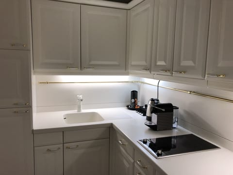 Coburg Suite | Private kitchen | Fridge, microwave, stovetop, dishwasher