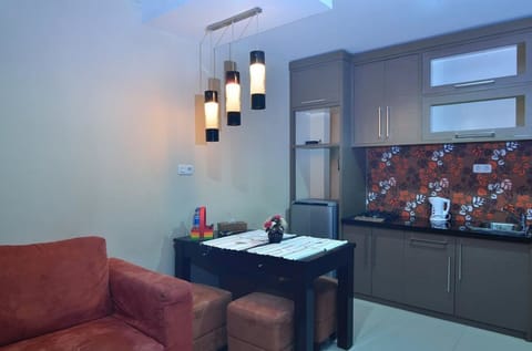 2 Bedrooms Suite | Living room | Plasma TV