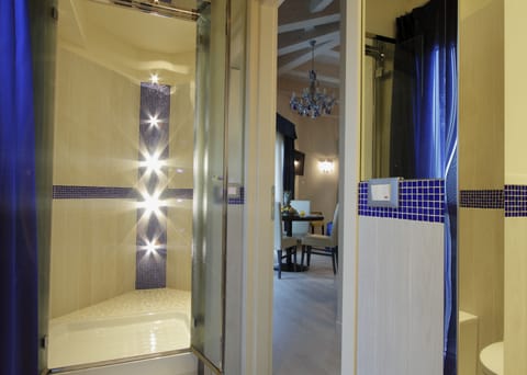 Suite with Balcony and Spa Bath | Bathroom | Rainfall showerhead, free toiletries, hair dryer, bidet